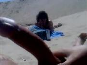 Мужик дрочит на девочек на пляже